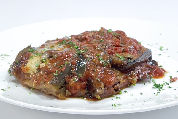 Parmigiana di melanzane con fagioli all'uccelletto