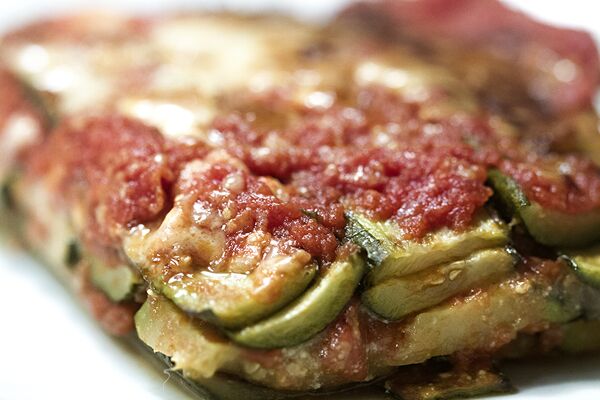 Parmigiana di zucchine con ceci al rosmarino
